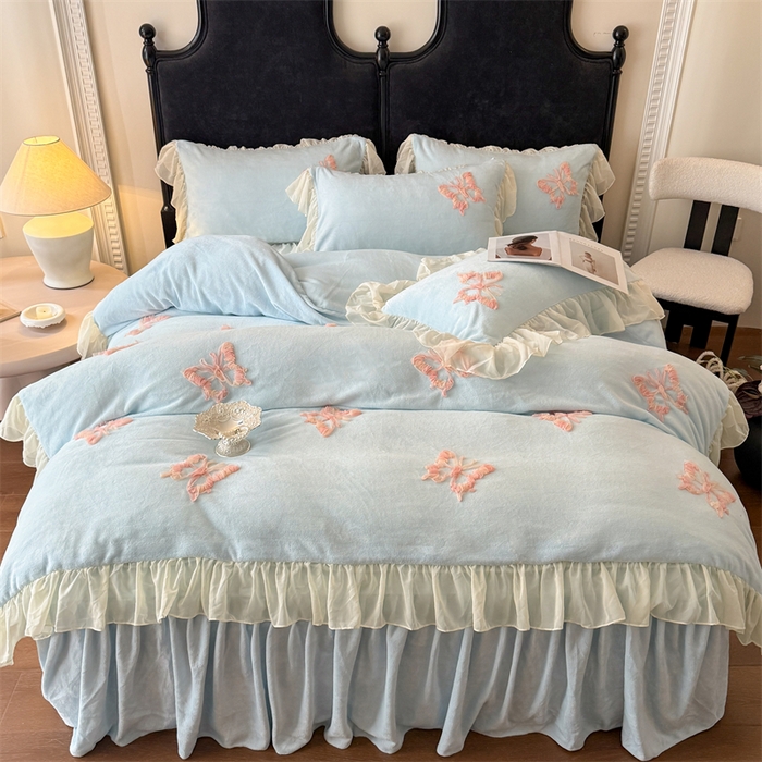 91家纺网 家纺一手货源 找家纺 富盛家纺 2025新款牛奶绒床裙款盘花刺绣四件套公主风 秋水伊人-蓝