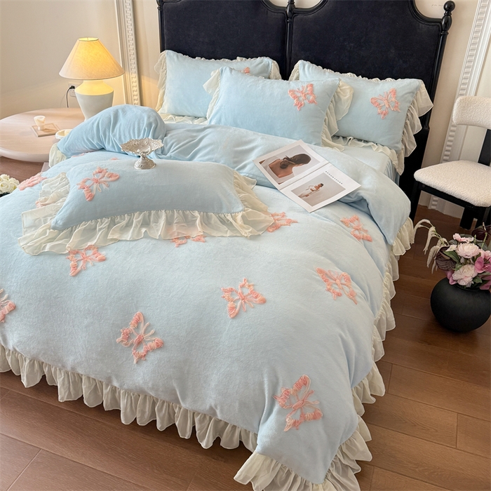 91家纺网 家纺一手货源 找家纺 富盛家纺 2025新款牛奶绒床裙款盘花刺绣四件套公主风 秋水伊人-蓝