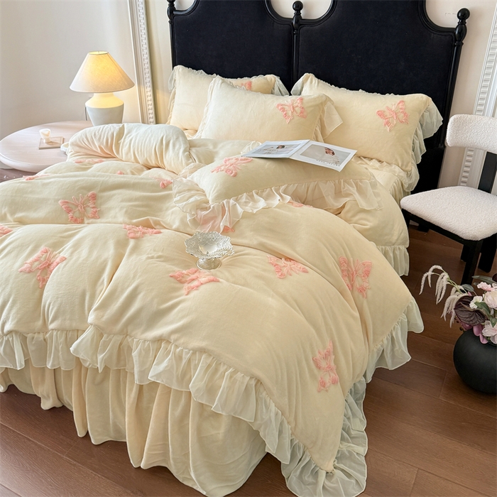 91家纺网 家纺一手货源 找家纺 富盛家纺 2025新款牛奶绒床裙款盘花刺绣四件套公主风 秋水伊人-黄