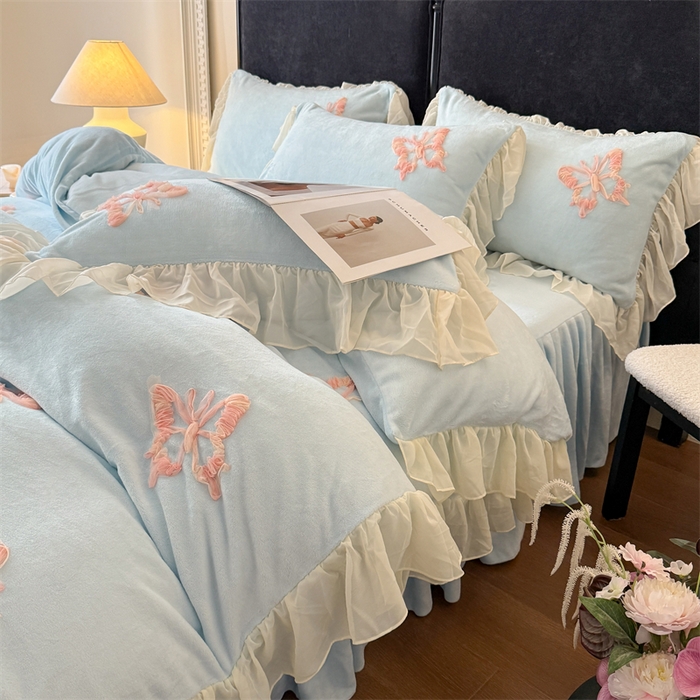 91家纺网 家纺一手货源 找家纺 富盛家纺 2025新款牛奶绒床裙款盘花刺绣四件套公主风 秋水伊人-蓝