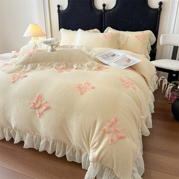 91家纺网 家纺一手货源 找家纺 富盛家纺 2025新款牛奶绒床裙款盘花刺绣四件套公主风 秋水伊人-黄