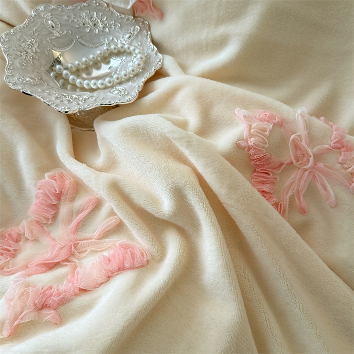 91家纺网 家纺一手货源 找家纺 富盛家纺 2025新款牛奶绒床裙款盘花刺绣四件套公主风 秋水伊人-黄