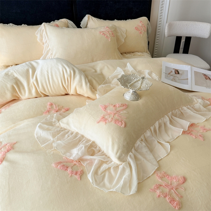 91家纺网 家纺一手货源 找家纺 富盛家纺 2025新款牛奶绒床裙款盘花刺绣四件套公主风 秋水伊人-黄