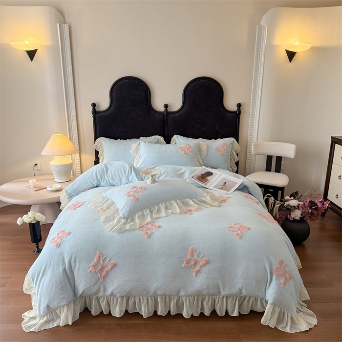 91家纺网 家纺一手货源 找家纺 富盛家纺 2025新款牛奶绒床裙款盘花刺绣四件套公主风 秋水伊人-蓝