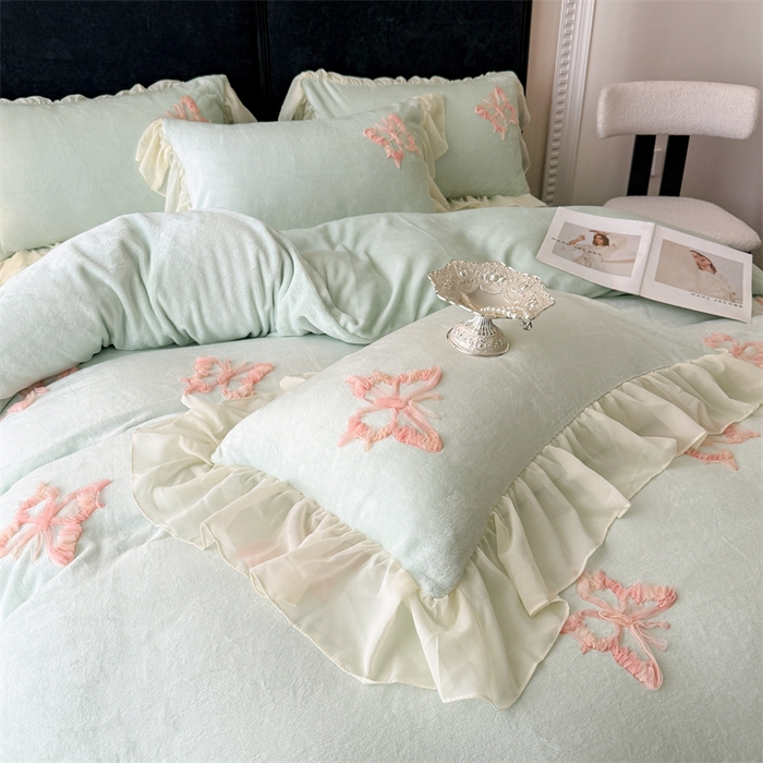 91家纺网 家纺一手货源 找家纺 富盛家纺 2025新款牛奶绒床裙款盘花刺绣四件套公主风 秋水伊人-绿