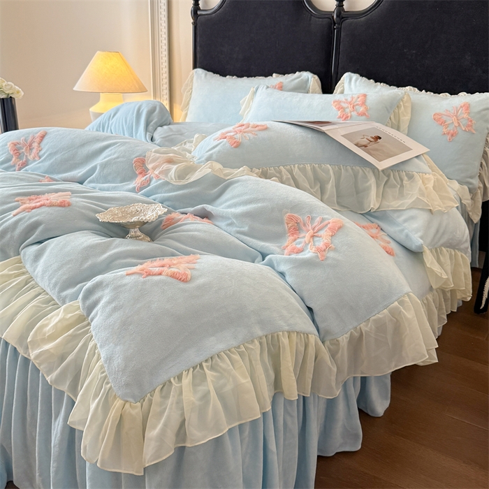 91家纺网 家纺一手货源 找家纺 富盛家纺 2025新款牛奶绒床裙款盘花刺绣四件套公主风 秋水伊人-蓝