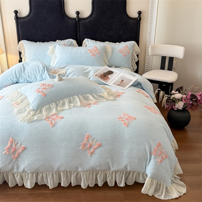 91家纺网 家纺一手货源 找家纺 富盛家纺 2025新款牛奶绒床裙款盘花刺绣四件套公主风 秋水伊人-蓝