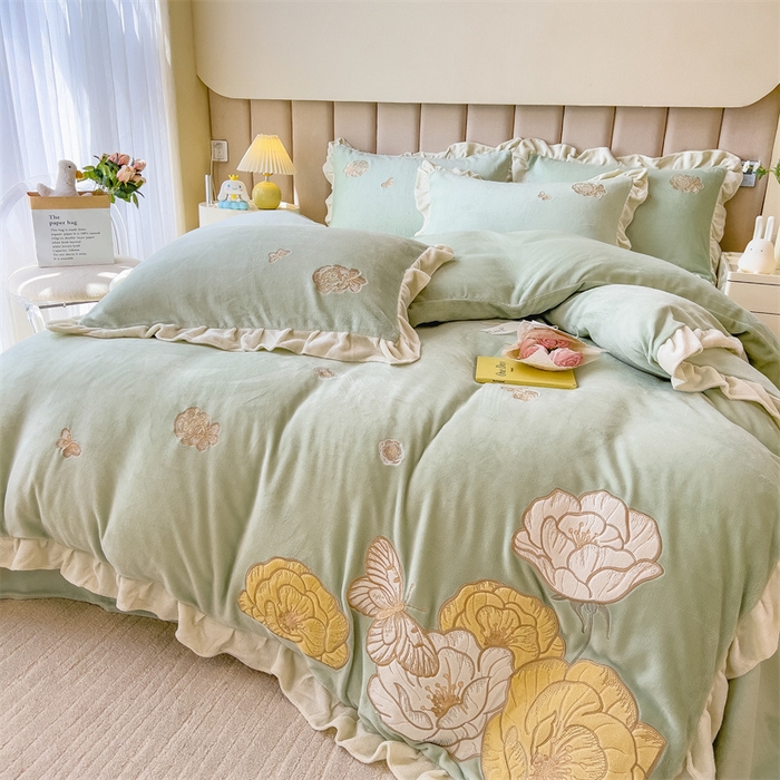 91家纺网 家纺一手货源 找家纺 曲之慕 2025新款韩版牛奶绒花朵贴布绣四件套 花韵-抹茶绿