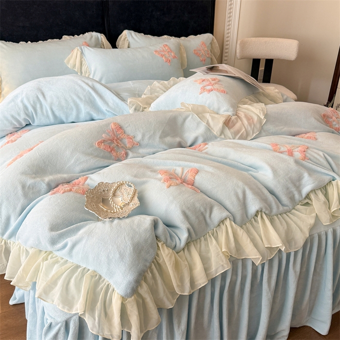 91家纺网 家纺一手货源 找家纺 富盛家纺 2025新款牛奶绒床裙款盘花刺绣四件套公主风 秋水伊人-蓝