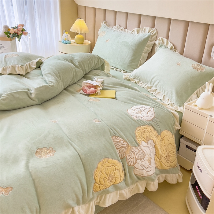 91家纺网 家纺一手货源 找家纺 曲之慕 2025新款韩版牛奶绒花朵贴布绣四件套 花韵-抹茶绿