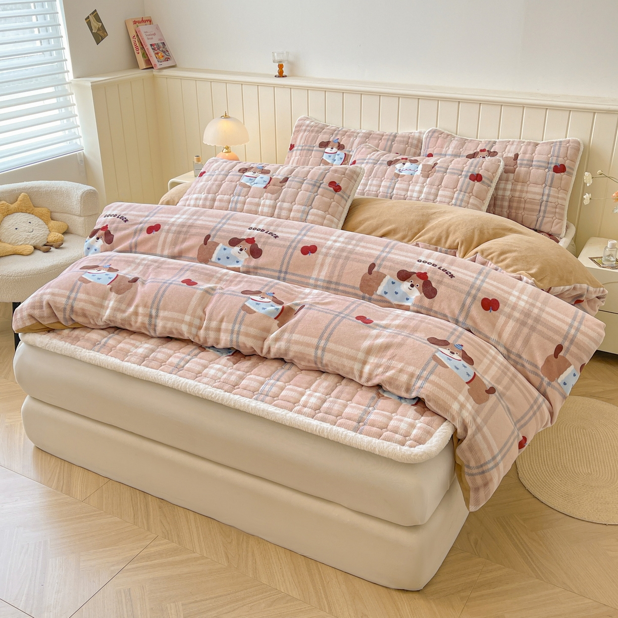 91家纺网 家纺一手货源 找家纺 LIFE.丽芙 2025秋冬新款A类牛奶绒加厚夹棉床褥垫+被套组合四件套 皮皮狗