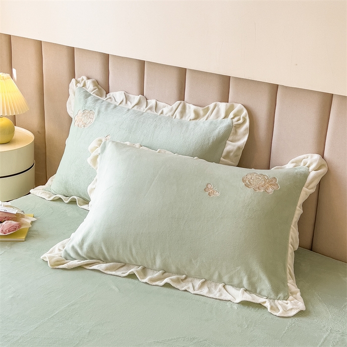 91家纺网 家纺一手货源 找家纺 曲之慕 2025新款韩版牛奶绒花朵贴布绣四件套 花韵-抹茶绿