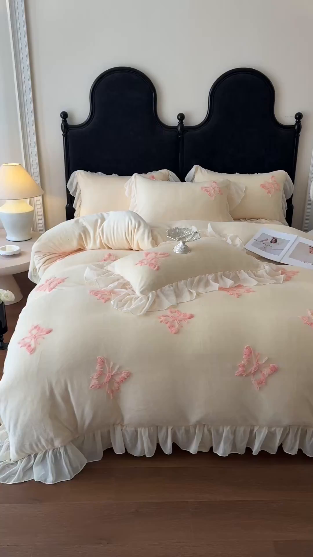 91家纺网 家纺一手货源 找家纺 富盛家纺 2025新款牛奶绒床裙款盘花刺绣四件套公主风 秋水伊人-黄