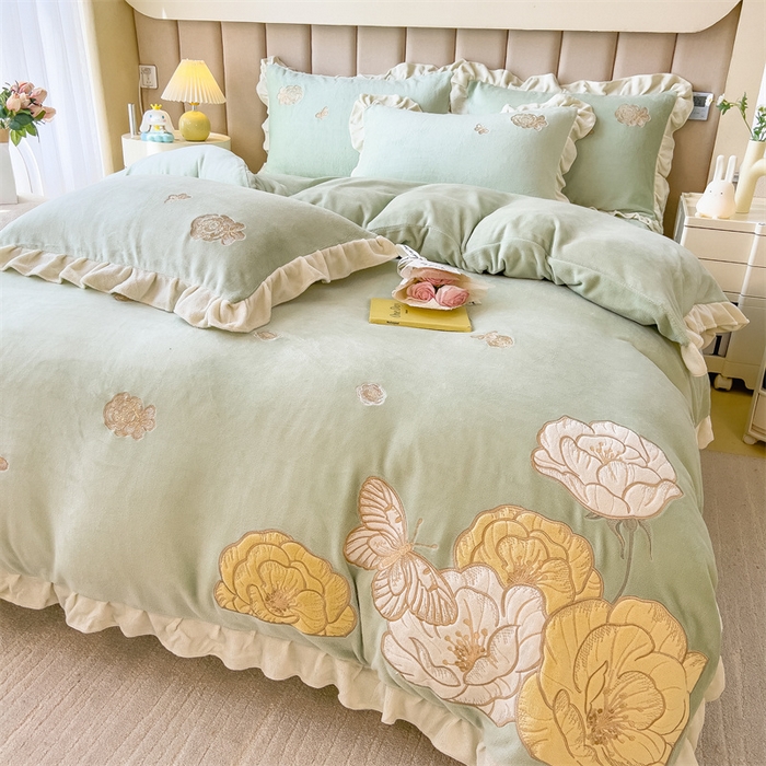 91家纺网 家纺一手货源 找家纺 曲之慕 2025新款韩版牛奶绒花朵贴布绣四件套 花韵-抹茶绿