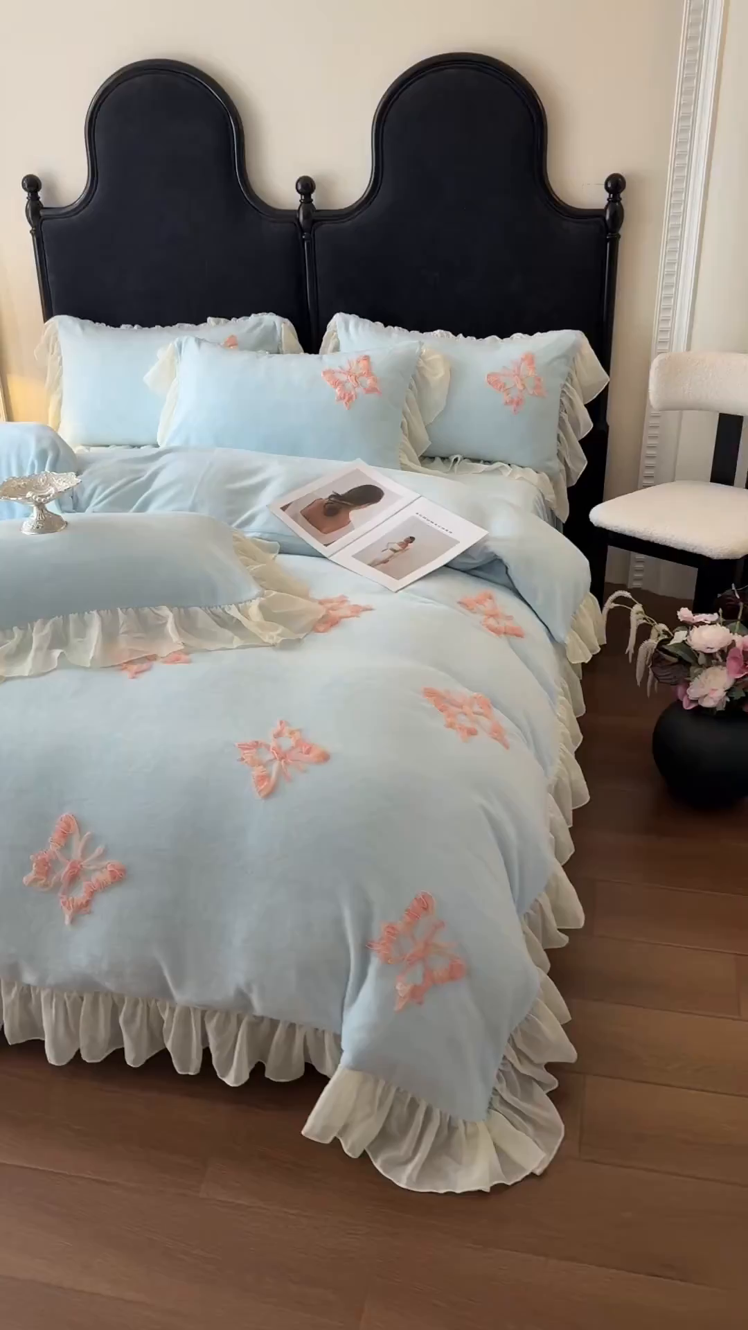 91家纺网 家纺一手货源 找家纺 富盛家纺 2025新款牛奶绒床裙款盘花刺绣四件套公主风 秋水伊人-蓝