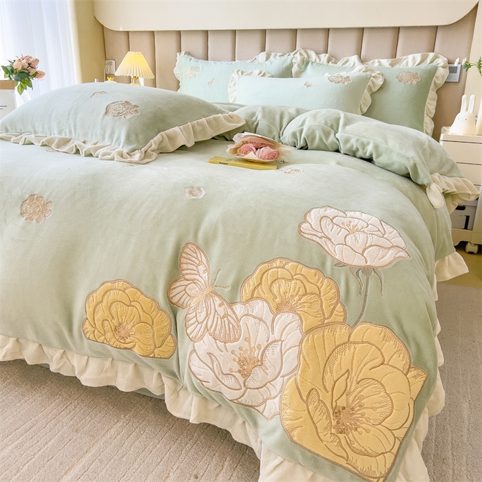 91家纺网 家纺一手货源 找家纺 曲之慕 2025新款韩版牛奶绒花朵贴布绣四件套 花韵-抹茶绿