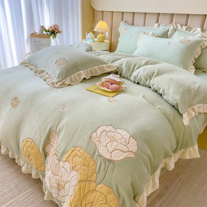 91家纺网 家纺一手货源 找家纺 曲之慕 2025新款韩版牛奶绒花朵贴布绣四件套 花韵-抹茶绿