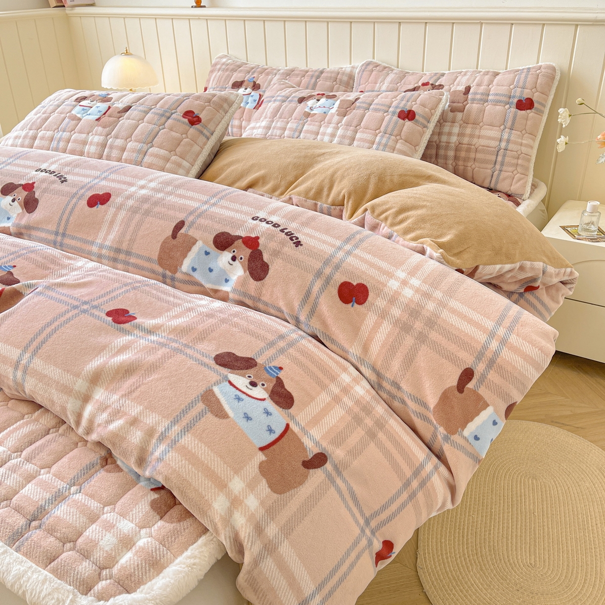 91家纺网 家纺一手货源 找家纺 LIFE.丽芙 2025秋冬新款A类牛奶绒加厚夹棉床褥垫+被套组合四件套 皮皮狗