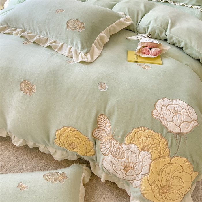 91家纺网 家纺一手货源 找家纺 曲之慕 2025新款韩版牛奶绒花朵贴布绣四件套 花韵-抹茶绿