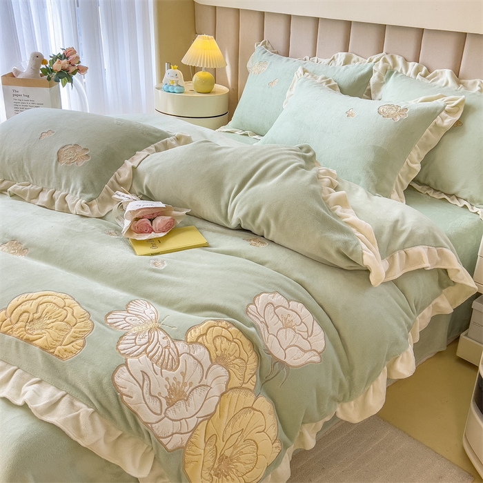 91家纺网 家纺一手货源 找家纺 曲之慕 2025新款韩版牛奶绒花朵贴布绣四件套 花韵-抹茶绿