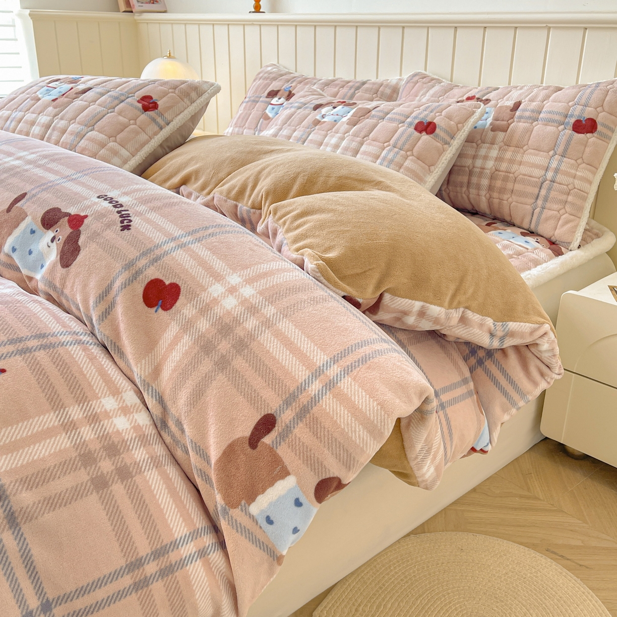 91家纺网 家纺一手货源 找家纺 LIFE.丽芙 2025秋冬新款A类牛奶绒加厚夹棉床褥垫+被套组合四件套 皮皮狗