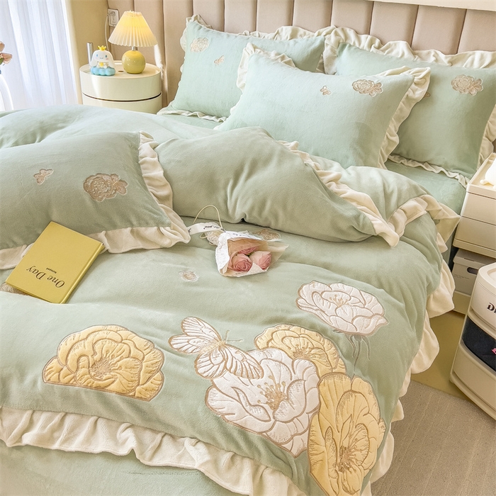 91家纺网 家纺一手货源 找家纺 曲之慕 2025新款韩版牛奶绒花朵贴布绣四件套 花韵-抹茶绿