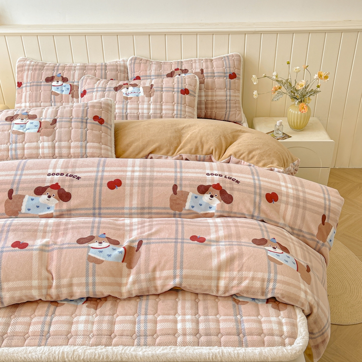 91家纺网 家纺一手货源 找家纺 LIFE.丽芙 2025秋冬新款A类牛奶绒加厚夹棉床褥垫+被套组合四件套 皮皮狗