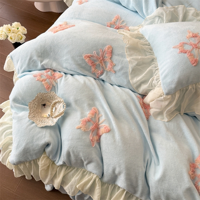 91家纺网 家纺一手货源 找家纺 富盛家纺 2025新款牛奶绒床裙款盘花刺绣四件套公主风 秋水伊人-蓝