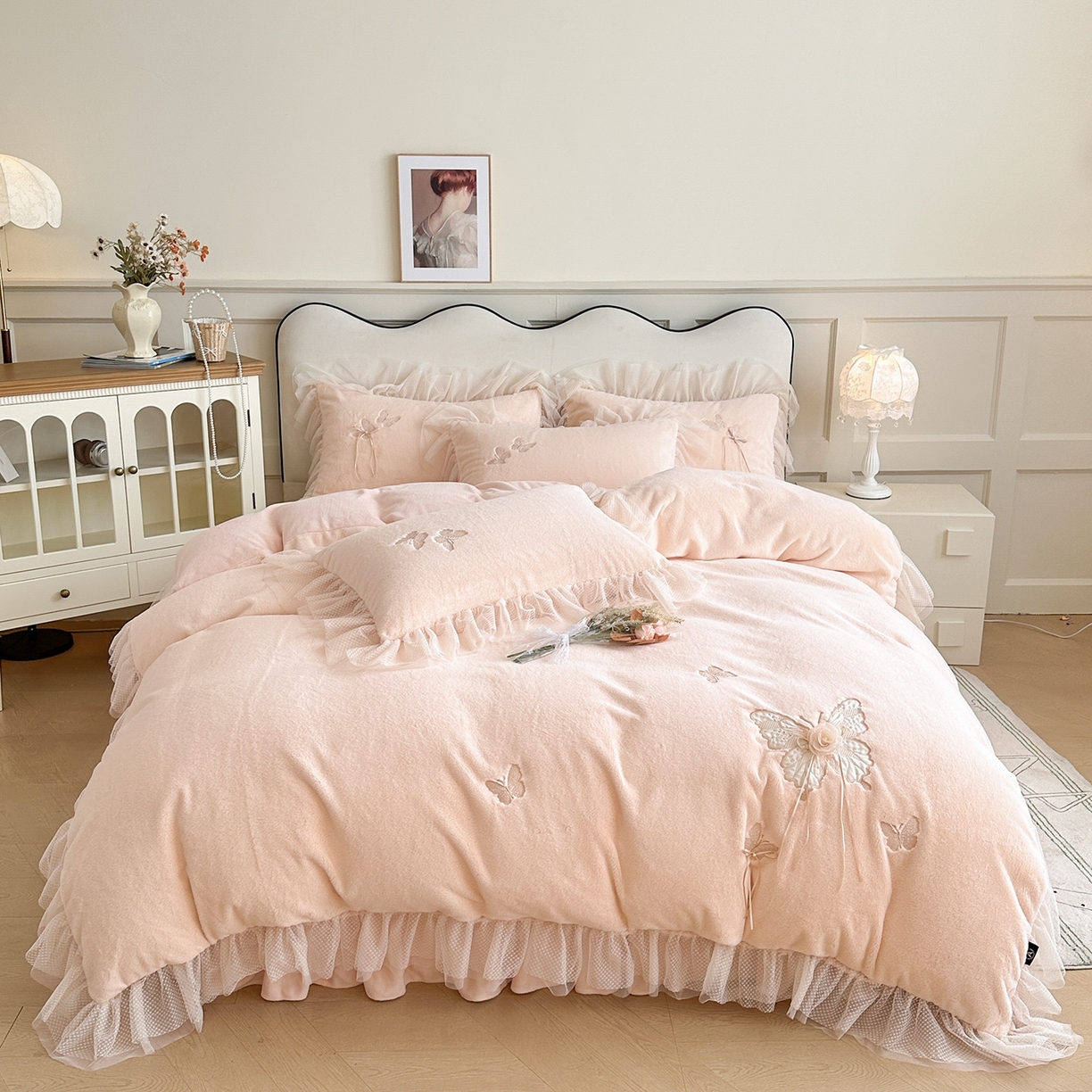 91家纺网 家纺一手货源 找家纺 （总）金绣美居 2025新款加厚兔毛绒+牛奶绒韩版床盖款绣花手工花保暖四件套-蝴蝶飞飞