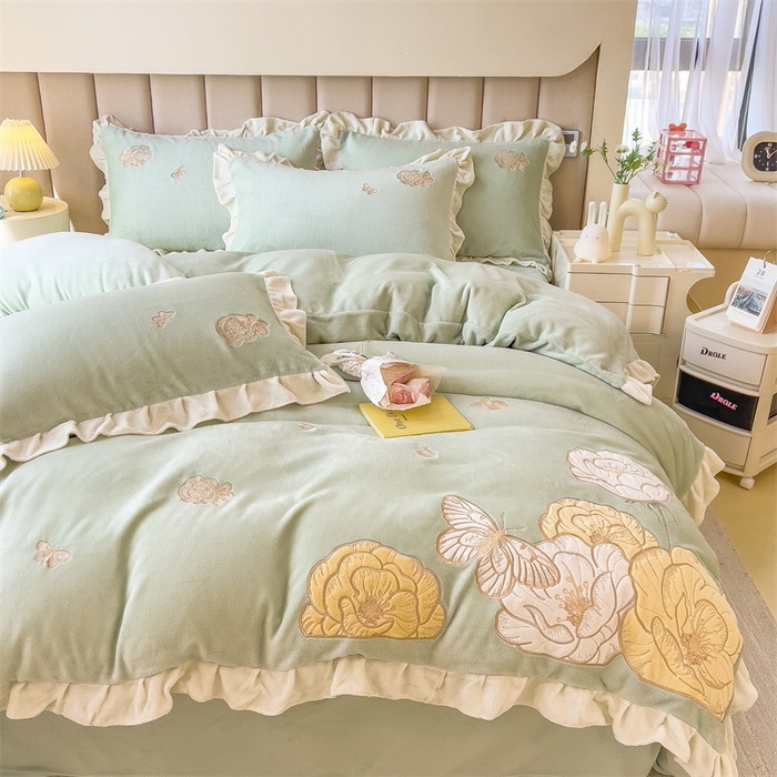 91家纺网 家纺一手货源 找家纺 曲之慕 2025新款韩版牛奶绒花朵贴布绣四件套 花韵-抹茶绿