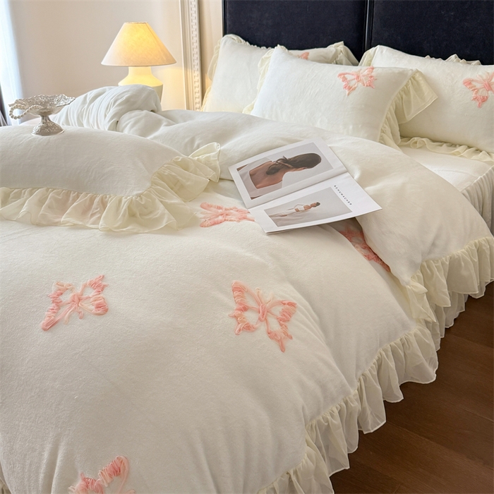 91家纺网 家纺一手货源 找家纺 富盛家纺 2025新款牛奶绒床裙款盘花刺绣四件套公主风 秋水伊人-白