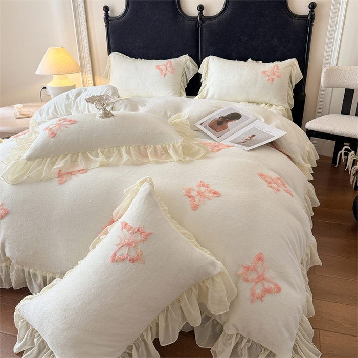 91家纺网 家纺一手货源 找家纺 富盛家纺 2025新款牛奶绒床裙款盘花刺绣四件套公主风 秋水伊人-白