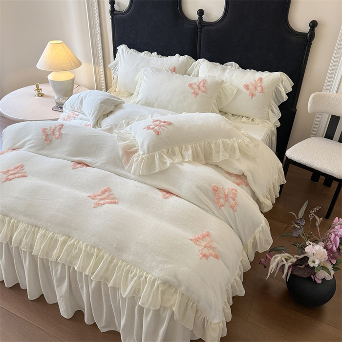 91家纺网 家纺一手货源 找家纺 富盛家纺 2025新款牛奶绒床裙款盘花刺绣四件套公主风 秋水伊人-白