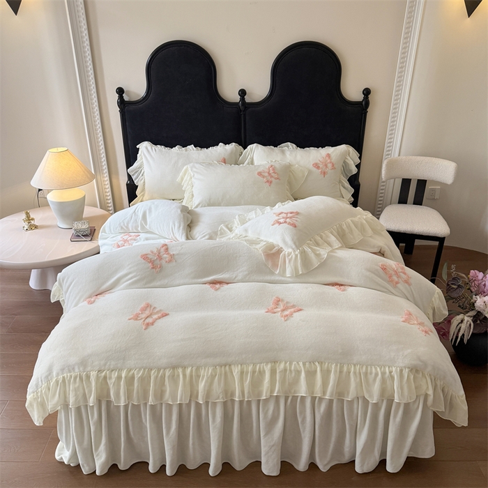 91家纺网 家纺一手货源 找家纺 富盛家纺 2025新款牛奶绒床裙款盘花刺绣四件套公主风 秋水伊人-白