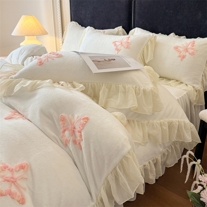 91家纺网 家纺一手货源 找家纺 富盛家纺 2025新款牛奶绒床裙款盘花刺绣四件套公主风 秋水伊人-白