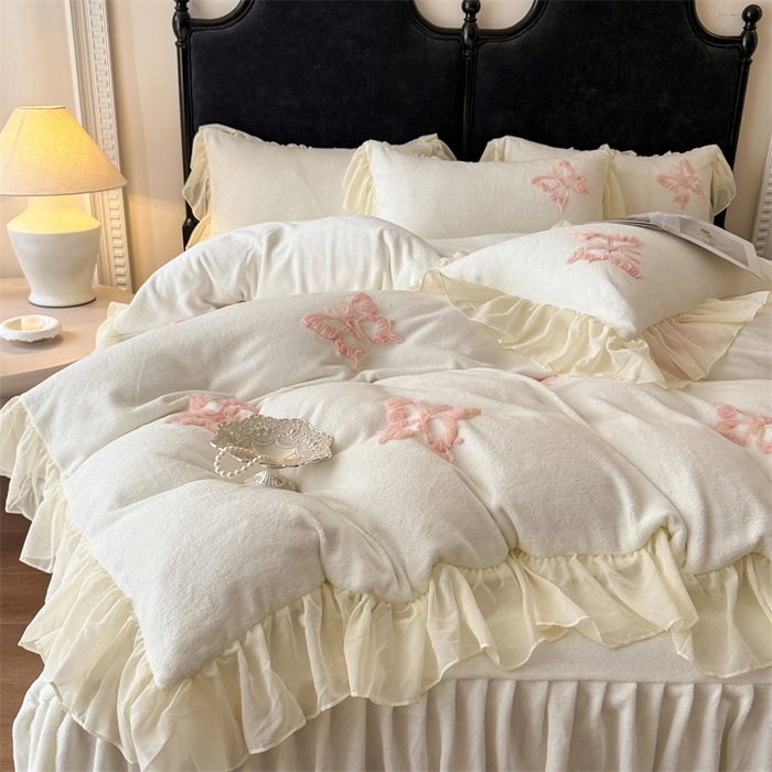 91家纺网 家纺一手货源 找家纺 富盛家纺 2025新款牛奶绒床裙款盘花刺绣四件套公主风 秋水伊人-白