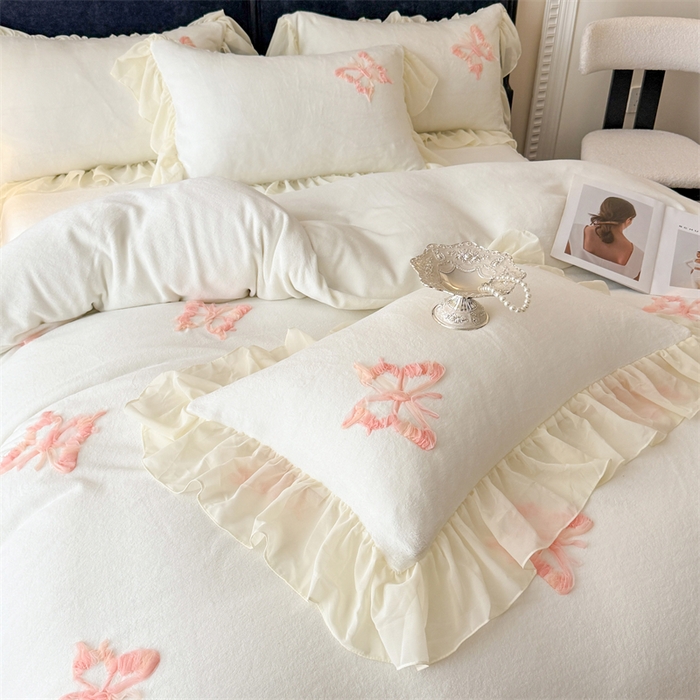 91家纺网 家纺一手货源 找家纺 富盛家纺 2025新款牛奶绒床裙款盘花刺绣四件套公主风 秋水伊人-白