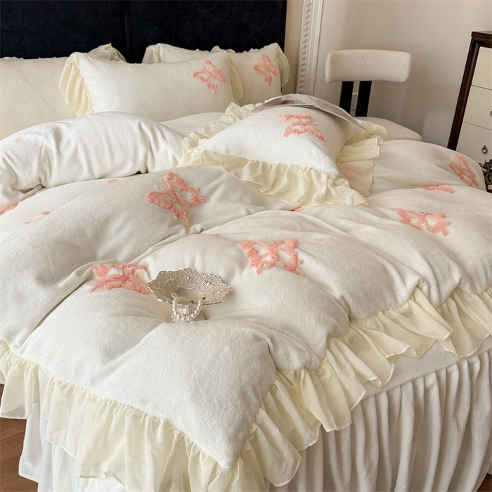 91家纺网 家纺一手货源 找家纺 富盛家纺 2025新款牛奶绒床裙款盘花刺绣四件套公主风 秋水伊人-白