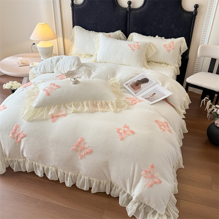 91家纺网 家纺一手货源 找家纺 富盛家纺 2025新款牛奶绒床裙款盘花刺绣四件套公主风 秋水伊人-白