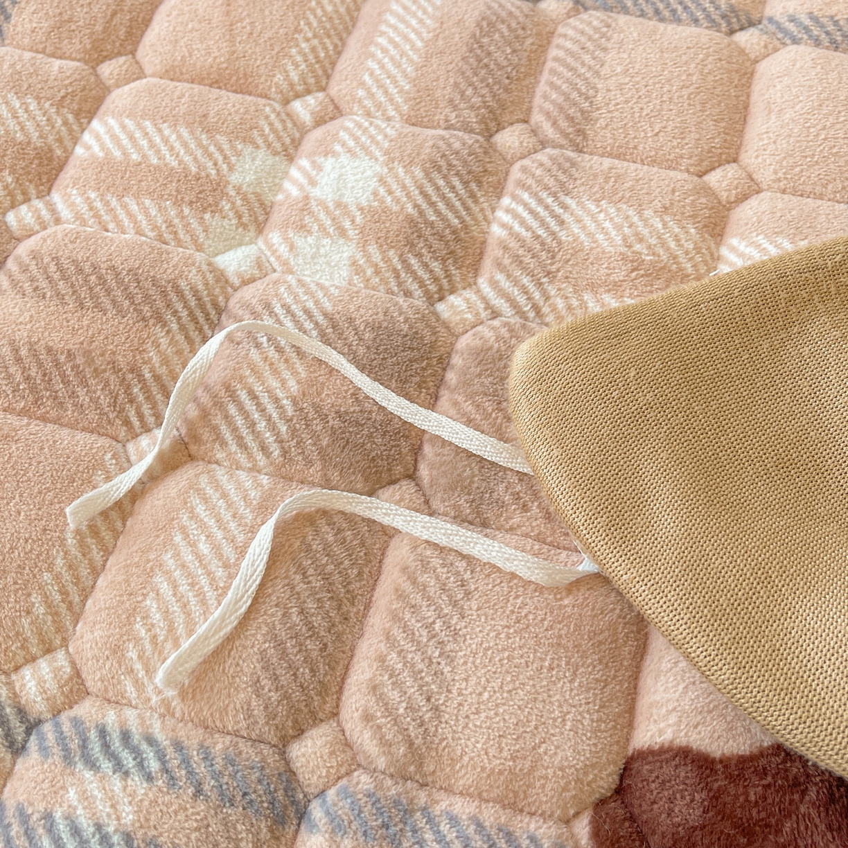 91家纺网 家纺一手货源 找家纺 LIFE.丽芙 2025秋冬新款A类牛奶绒加厚夹棉床褥垫+被套组合四件套 皮皮狗