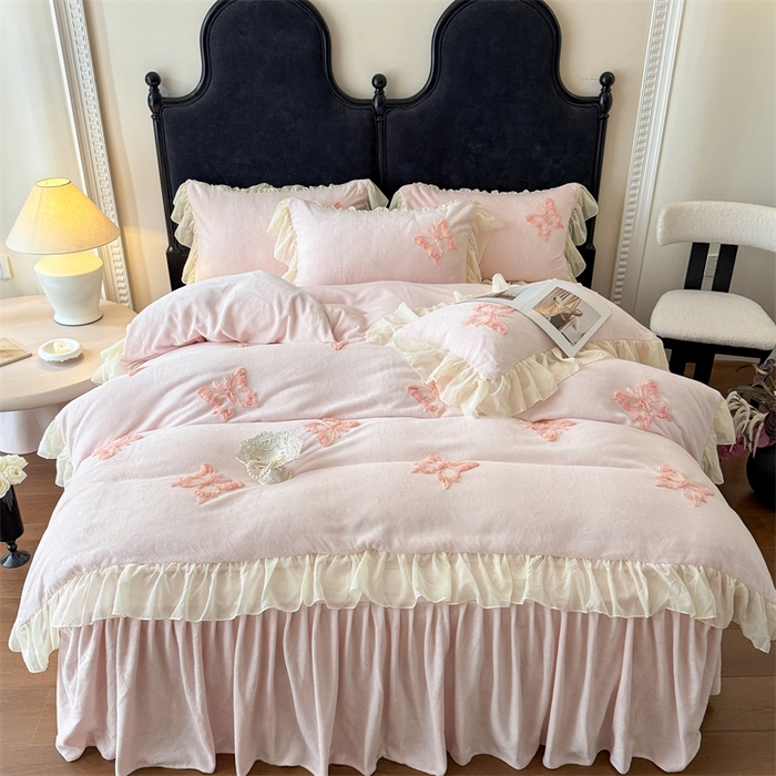 91家纺网 家纺一手货源 找家纺 富盛家纺 2025新款牛奶绒床裙款盘花刺绣四件套公主风 秋水伊人-粉