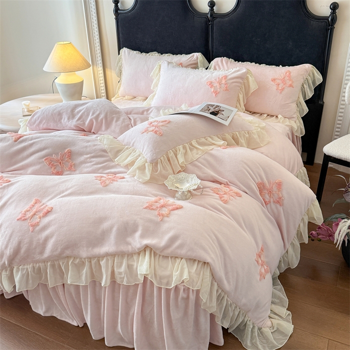 91家纺网 家纺一手货源 找家纺 富盛家纺 2025新款牛奶绒床裙款盘花刺绣四件套公主风 秋水伊人-粉