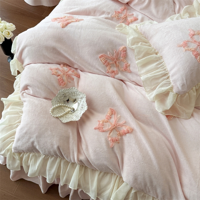 91家纺网 家纺一手货源 找家纺 富盛家纺 2025新款牛奶绒床裙款盘花刺绣四件套公主风 秋水伊人-粉