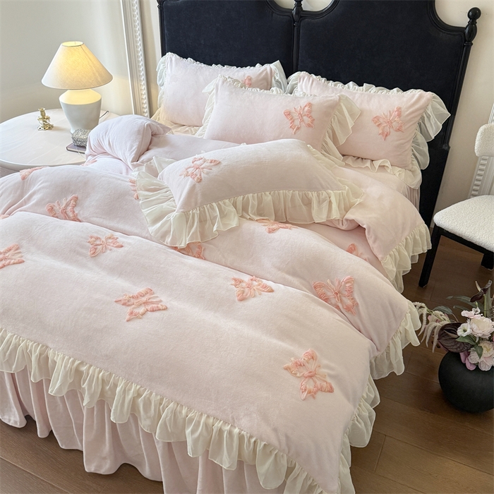 91家纺网 家纺一手货源 找家纺 富盛家纺 2025新款牛奶绒床裙款盘花刺绣四件套公主风 秋水伊人-粉