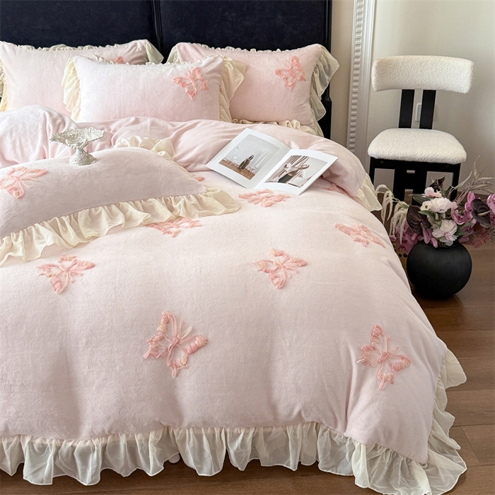 91家纺网 家纺一手货源 找家纺 富盛家纺 2025新款牛奶绒床裙款盘花刺绣四件套公主风 秋水伊人-粉