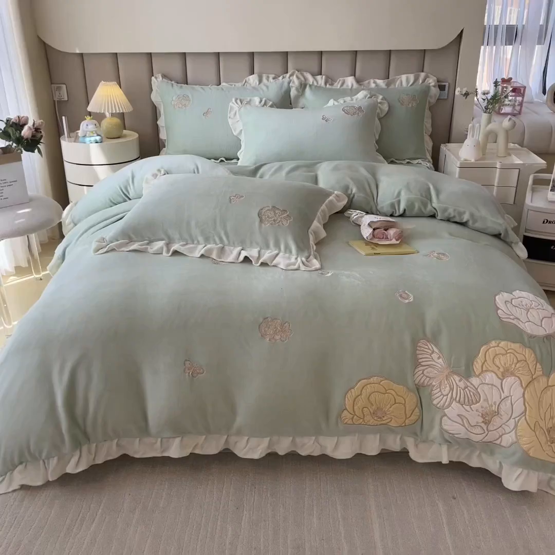 91家纺网 家纺一手货源 找家纺 曲之慕 2025新款韩版牛奶绒花朵贴布绣四件套 花韵-抹茶绿