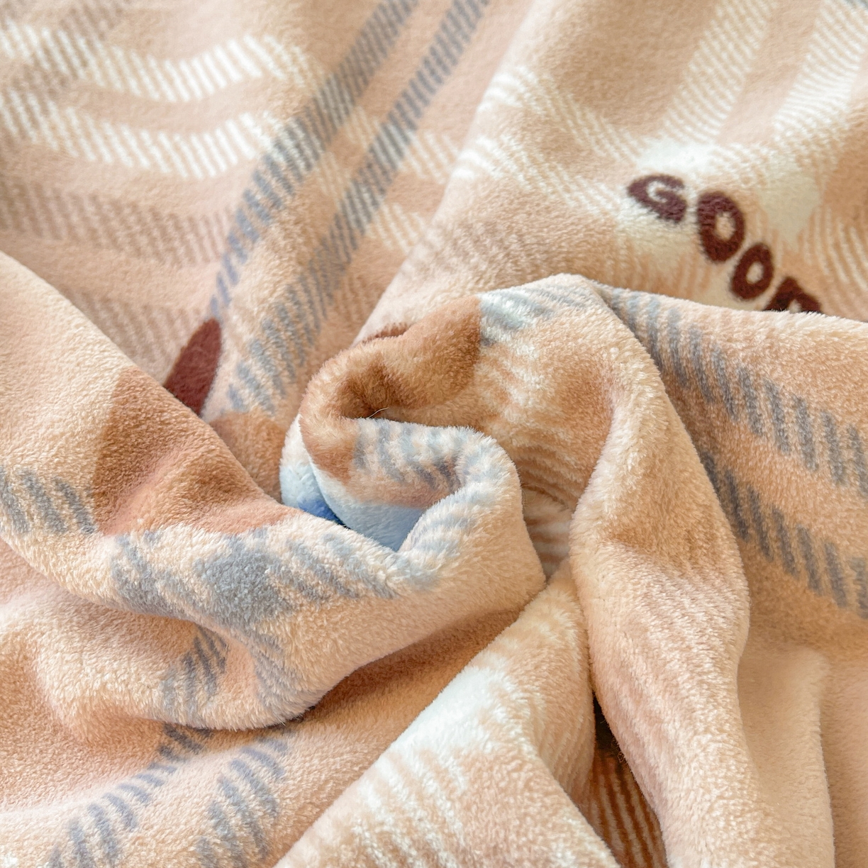 91家纺网 家纺一手货源 找家纺 LIFE.丽芙 2025秋冬新款A类牛奶绒加厚夹棉床褥垫+被套组合四件套 皮皮狗