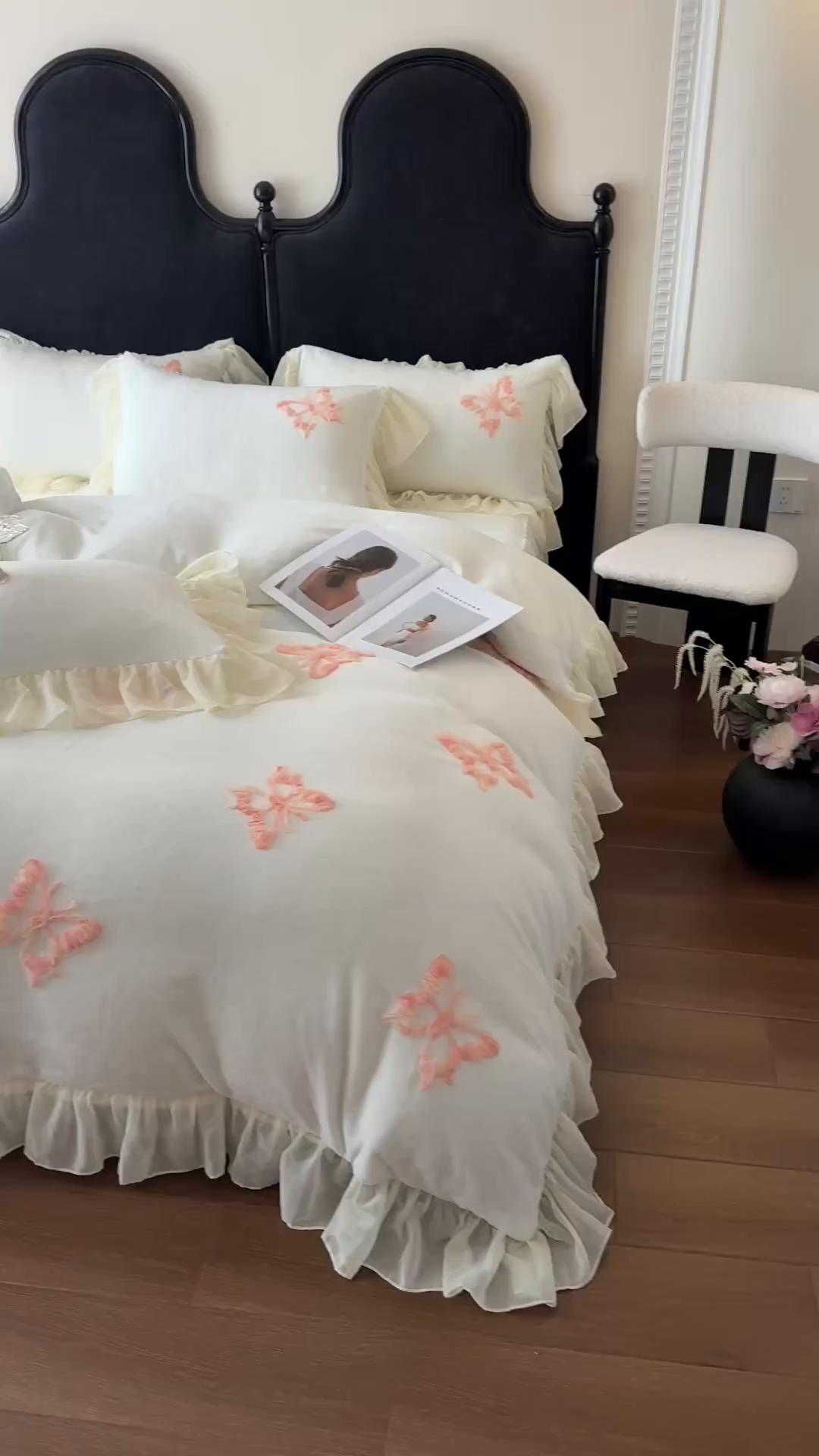 91家纺网 家纺一手货源 找家纺 富盛家纺 2025新款牛奶绒床裙款盘花刺绣四件套公主风 秋水伊人-白