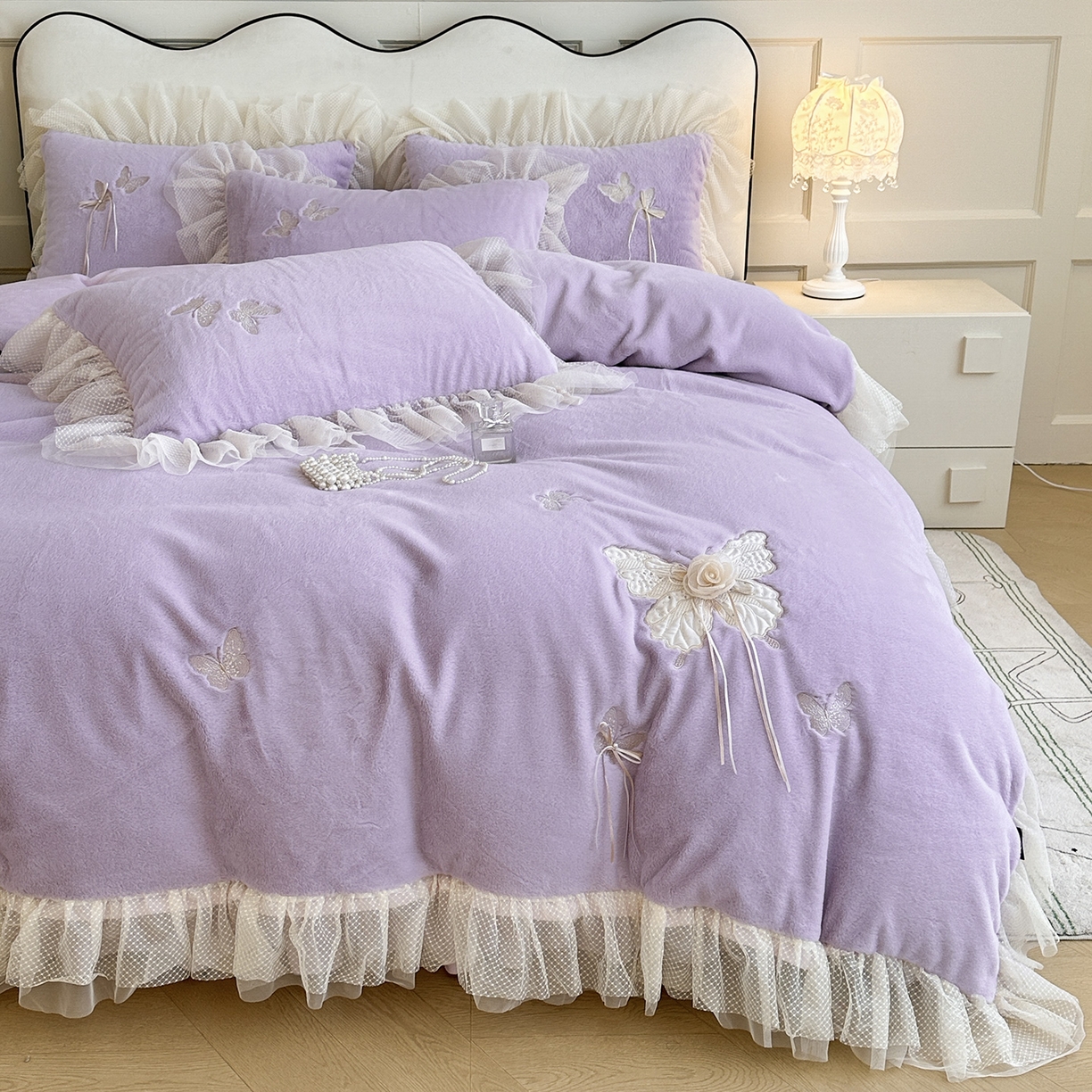 91家纺网 家纺一手货源 找家纺 金绣美居 2025新款加厚兔毛绒+牛奶绒韩版床盖款绣花手工花保暖四件套-蝴蝶飞飞 帛紫