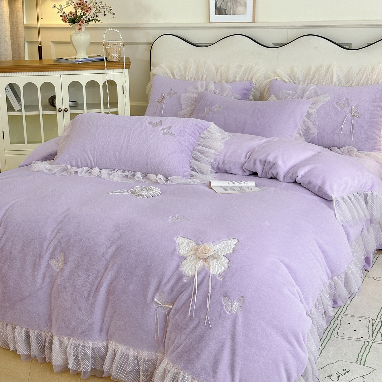 91家纺网 家纺一手货源 找家纺 金绣美居 2025新款加厚兔毛绒+牛奶绒韩版床盖款绣花手工花保暖四件套-蝴蝶飞飞 帛紫